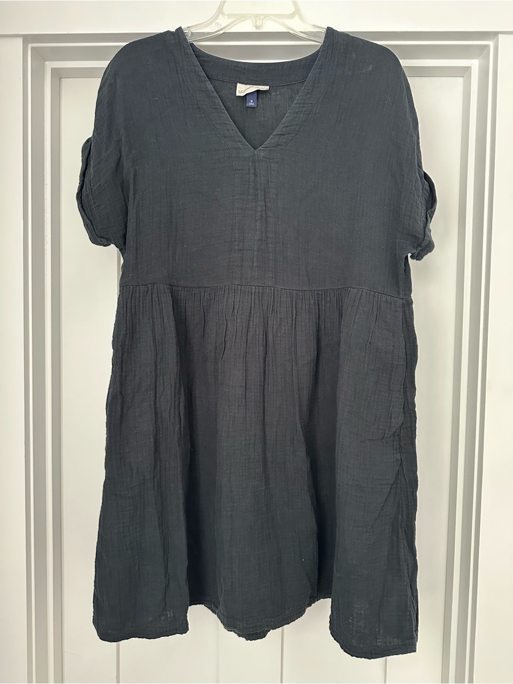 Universal Thread Black V-Neck Short Sleeve Gauzy Dress